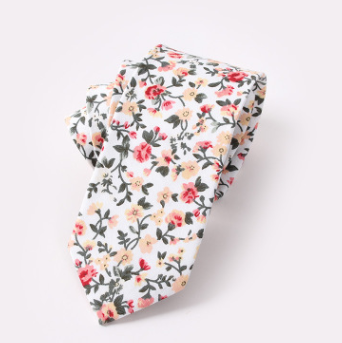 Corbata floral de algodón para hombre, ideal para bodas. Elegancia y estilo con estampado único. El complemento perfecto para tu traje de ceremonia.