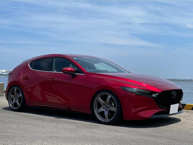 MAZDA3のmazda3・7月もよろしくお願いします・ENKEI・PF05に関するカスタム事例の投稿画像1枚目