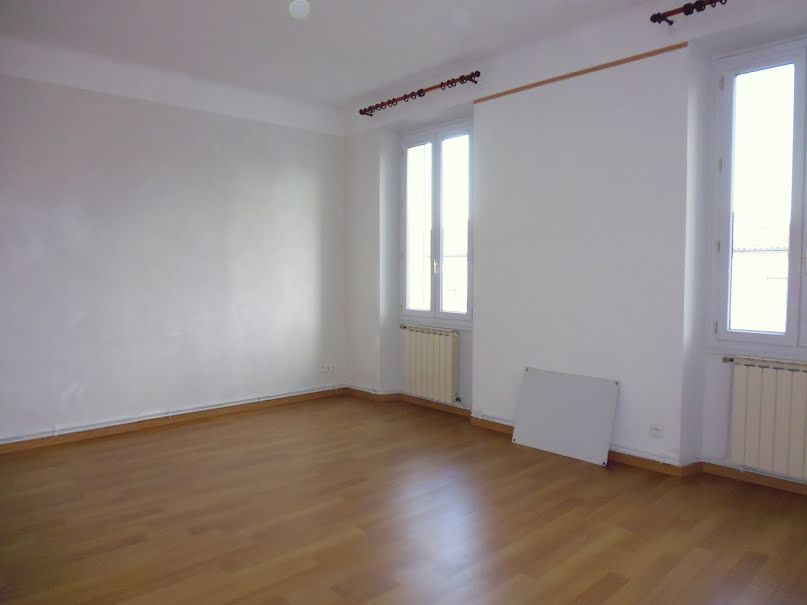 Location  appartement 3 pièces 63 m² à Toulon (83000), 715 €