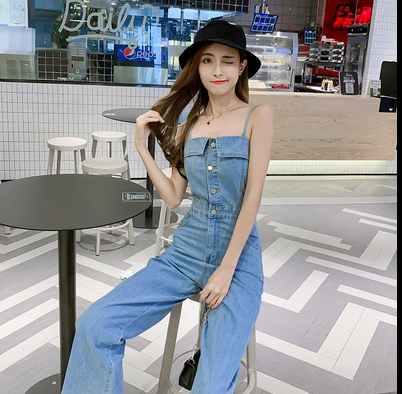 Koreaanse zomer jumpsuit met tube top, wijde pijpen en 7/8 lengte. Slim fit en perfect voor warme zomerdagen.