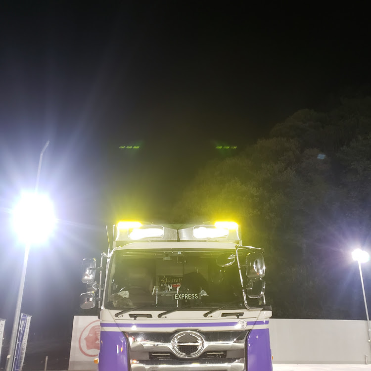 プロフィアの車高灯・完成・DIY作業・完成まで2か月・出来る事は出来る限り自分でに関するカスタム事例の投稿画像1枚目