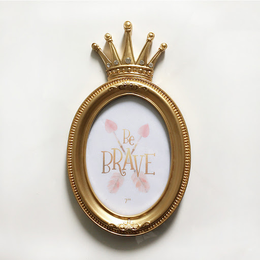 Title 4, Set the crown photo frame