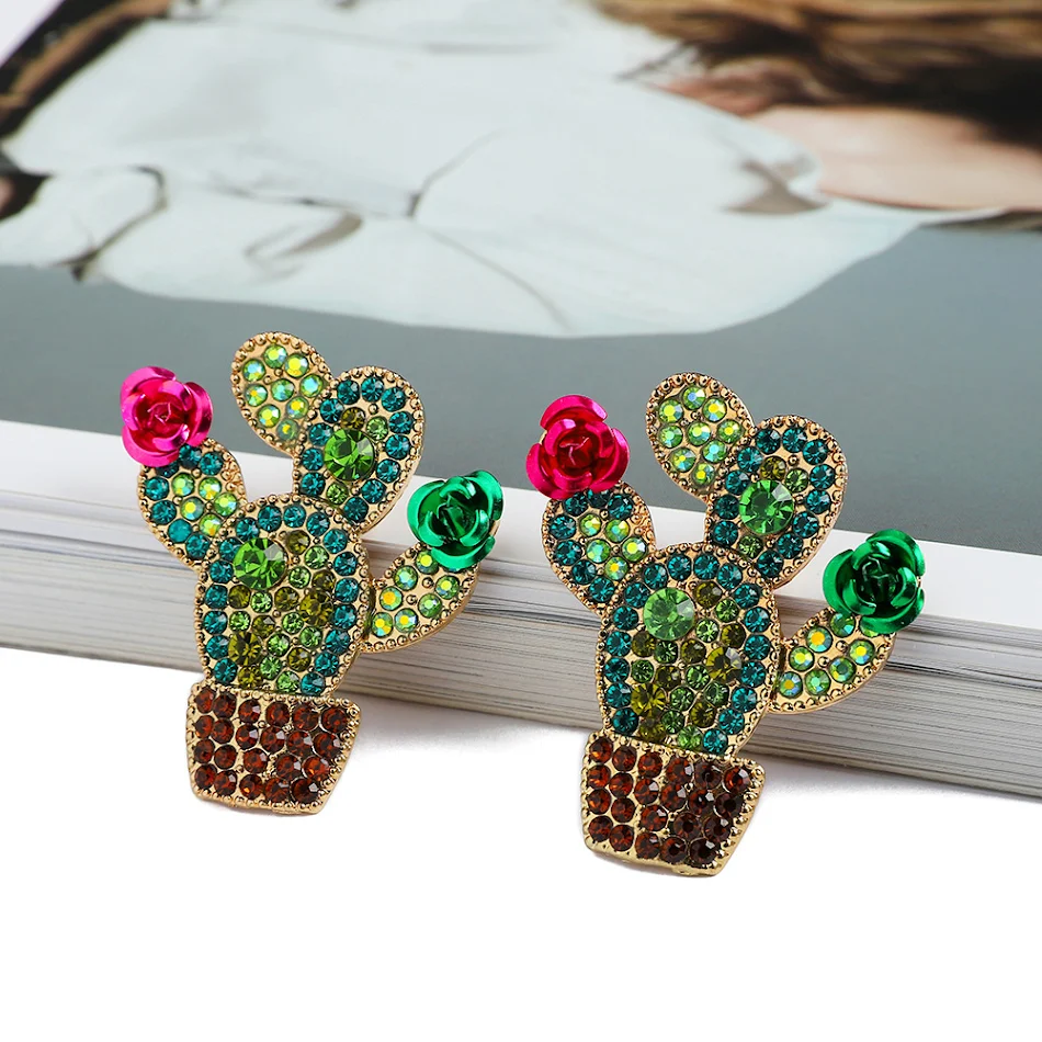 Boucles d'oreilles vintage de luxe, fleur de cactus exquise et cristaux uniques. Bijoux élégants pour femmes, un accessoire de caractère.