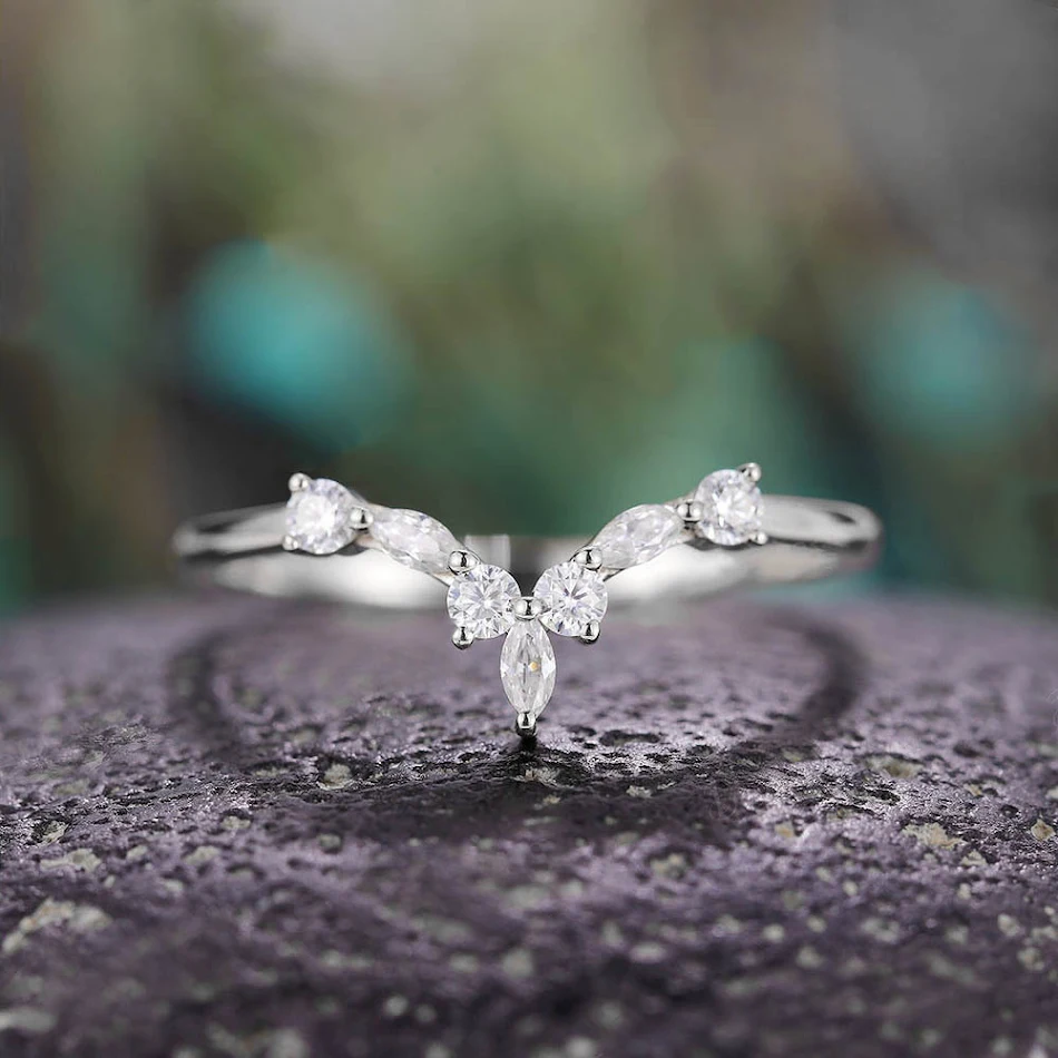 Anello geometrico a forma di V con zirconi occhio di cavallo, design creativo. Un gioiello elegante e raffinato per ogni occasione speciale.