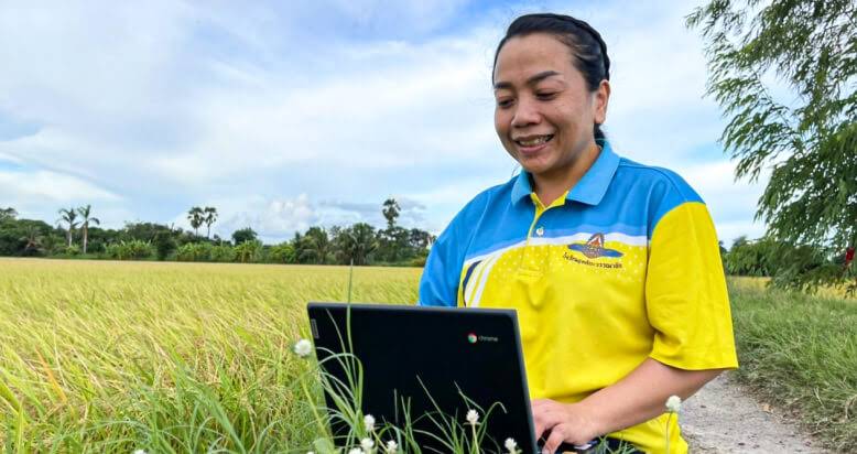 ครูผู้หญิงใช้งาน Chromebook อยู่นอกสถานที่.