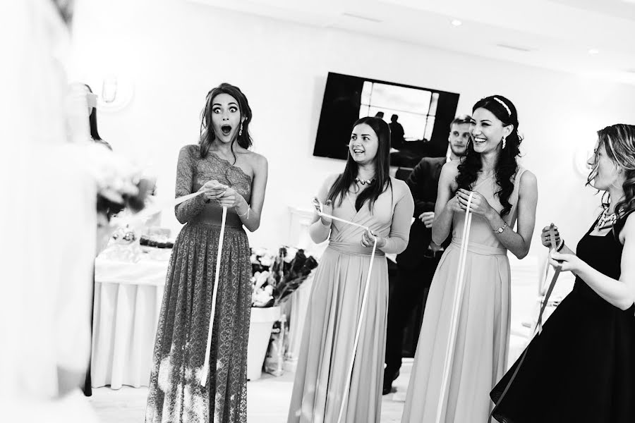 結婚式の写真家Liza Karazhova (lizaka)。2015 5月12日の写真