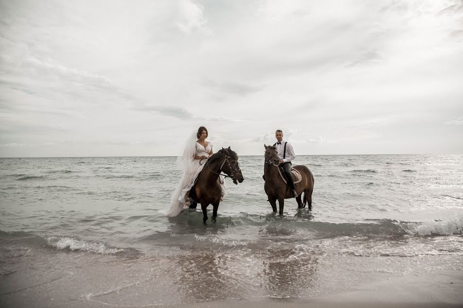 Wedding photographer Aleksandra Tikhanovskaya (alextiha). Photo of 13 October 2019