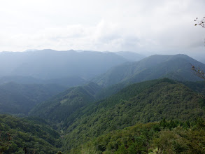 崩壊地上から奥草山を見返す’左に鈴鹿南部（