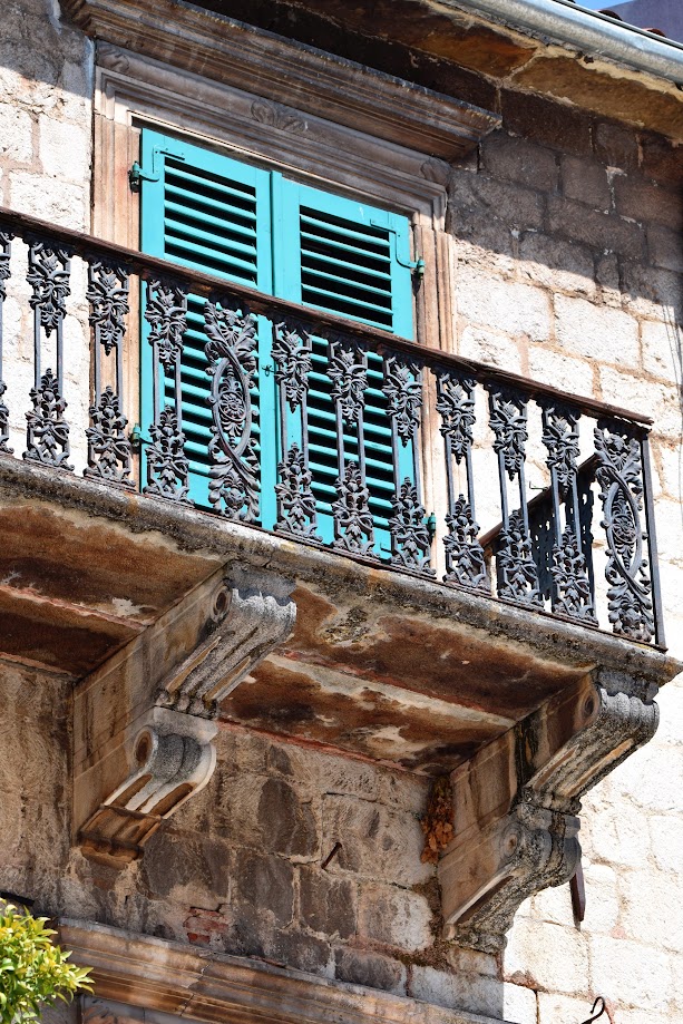 balcony in kotor