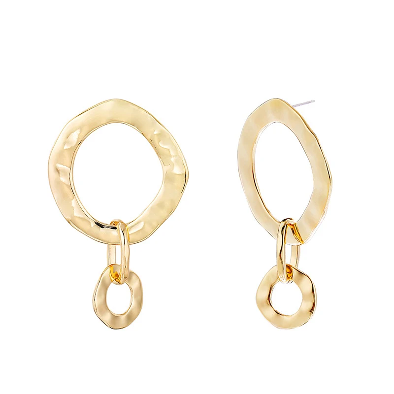 Boucles d'oreilles fines en argent avec anneau asymétrique géométrique. Élégance discrète, style minimaliste pour sublimer votre look.