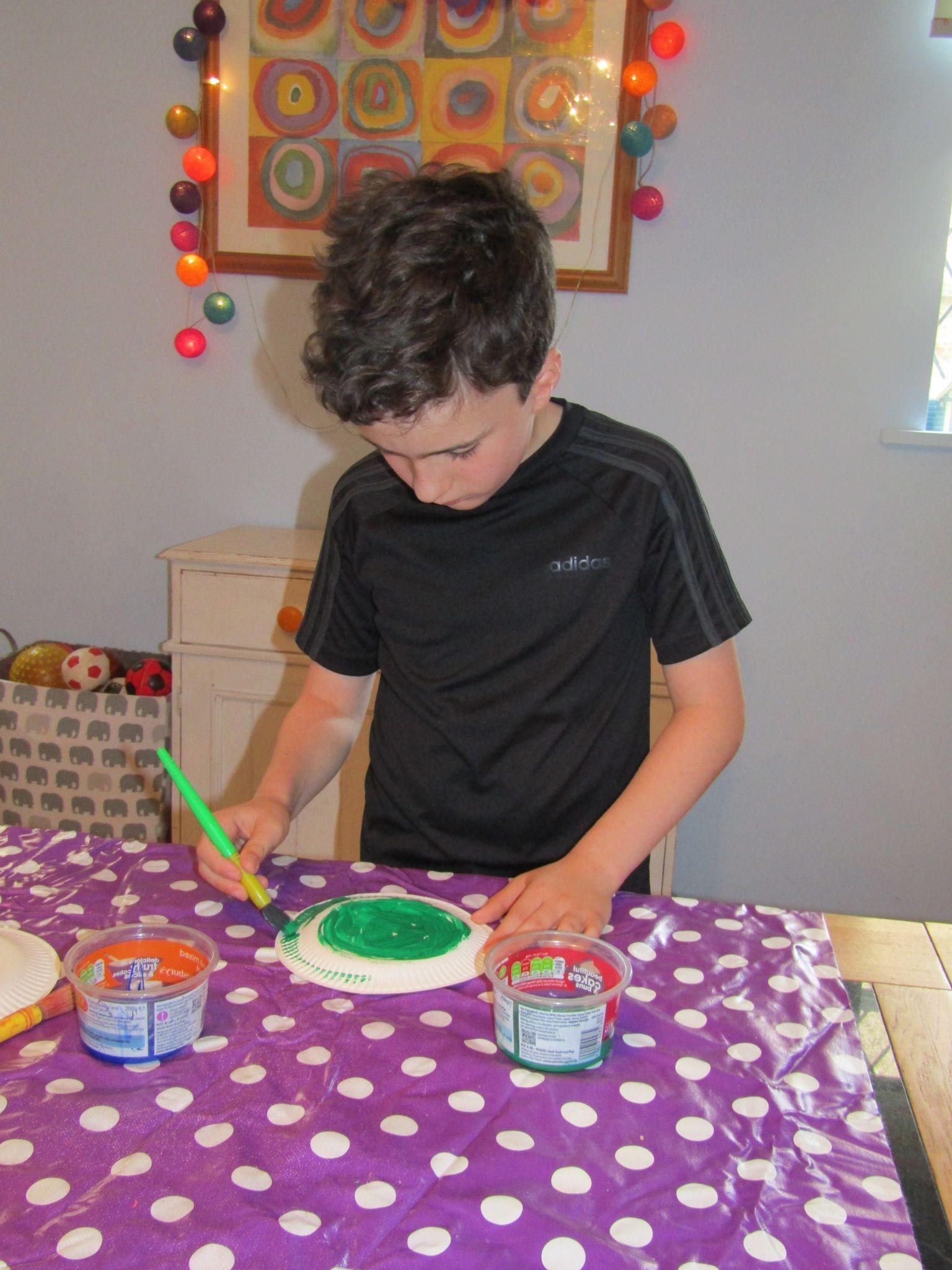 Step 1 - Paper Plate Fish - Great Little Rewards