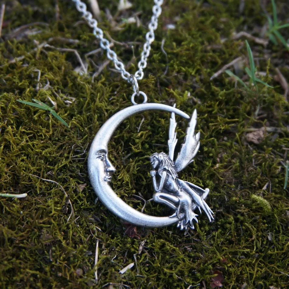 Mini Maan Elf Fee Hanger Ketting, een betoverend sieraad dat een vleugje fantasie toevoegt aan je dagelijkse outfit. Perfect cadeau! Bestel nu!