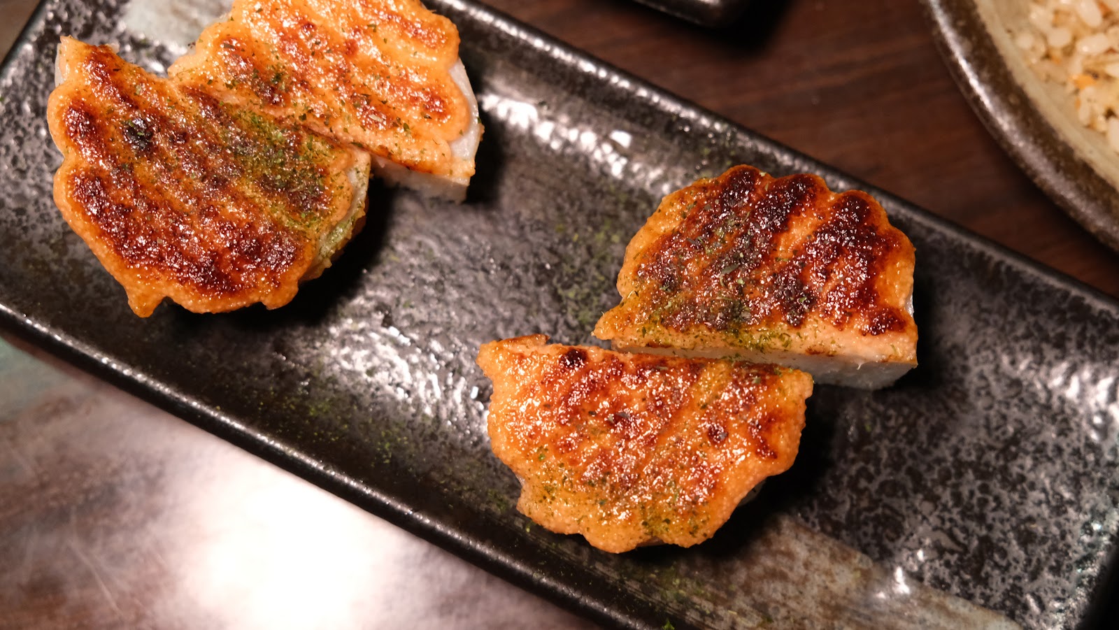 【三重串燒居酒屋推薦】夜こそ Yorukoso 龍濱路宵夜美食、聚餐 最推招牌鮭魚炒飯/蔥鹽牛舌/一夜干，還有戶外座位！