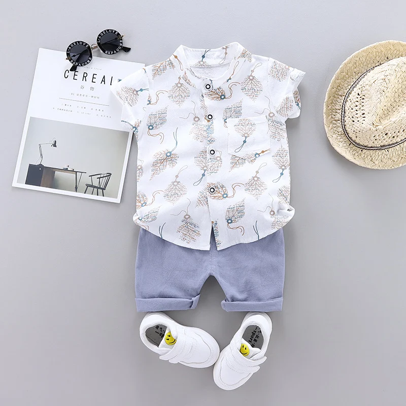 Conjunto casual de moda infantil, camisa de manga curta com gola alta e calças combinando. Perfeito para um visual moderno e confortável.