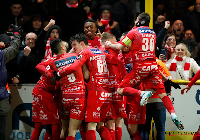 📷 Fans van KV Kortrijk pakken bord van afrit Waregem aan na derbyzege