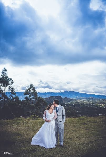 結婚式の写真家Jhon Molina (fotoluzstudio)。2018 8月15日の写真