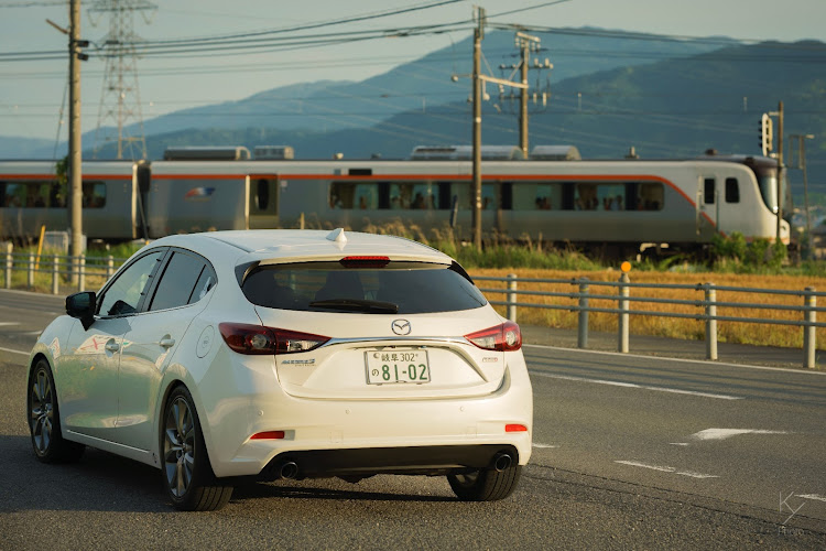 アクセラスポーツの愛車と電車・アクセラ・マツダに関するカスタム事例の投稿画像1枚目
