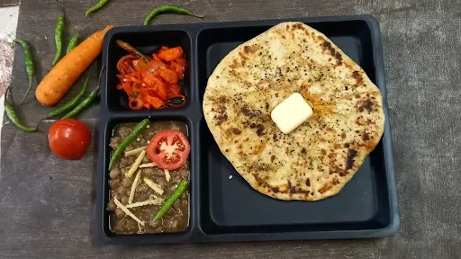 Amritsari Tawa Kulcha Chole [Aloo Wala]