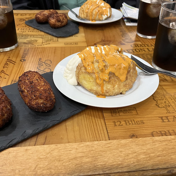 Crotetas jamón (left) and bombas carne (right)