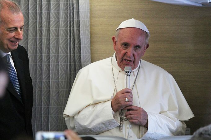 Pope Francis speaks to reporters aboard the papal flight from Africa to Italy, Nov. 30, 2015. Credit: Martha Calderon/CNA.