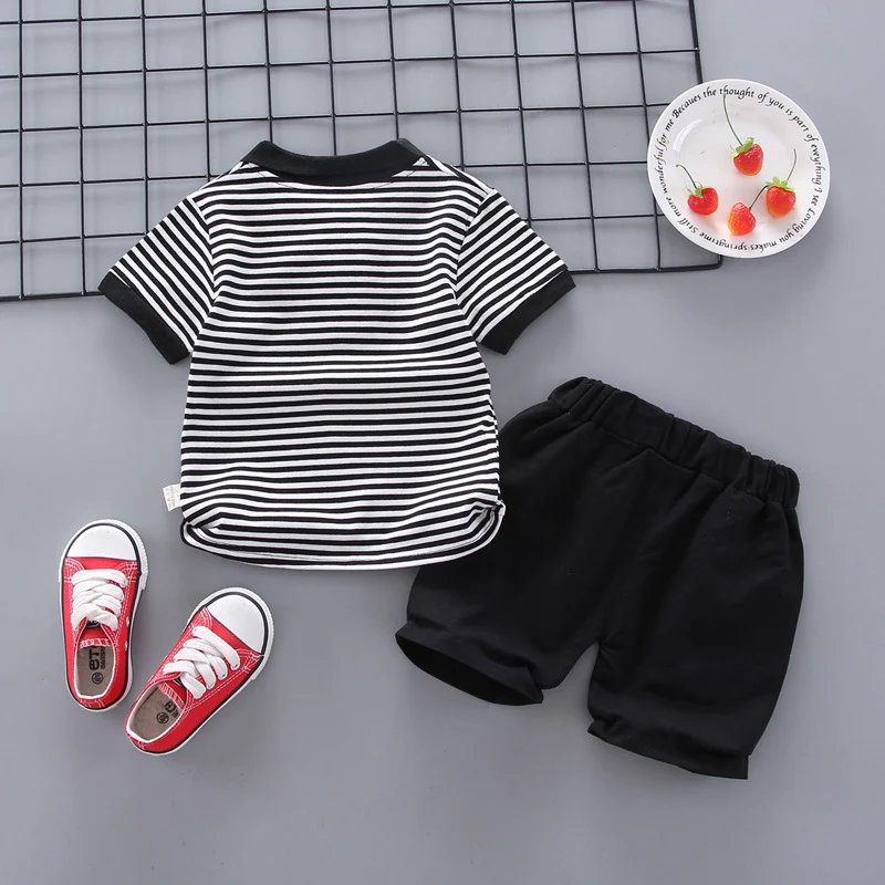 Traje de manga corta a rayas blancas y negras con solapa de moda. Ideal para un look moderno y elegante, perfecto para diversas ocasiones.