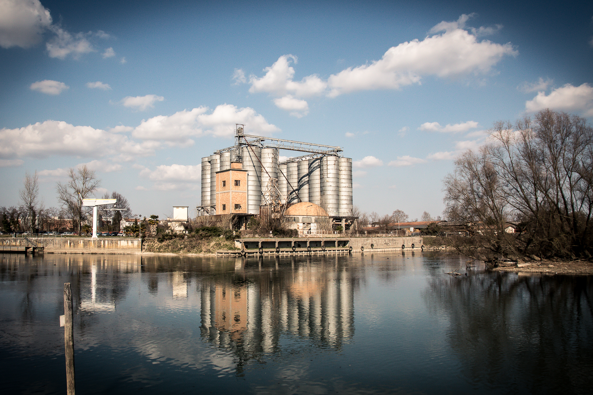 Archeologia industriale riflessa di E l i s a E n n E