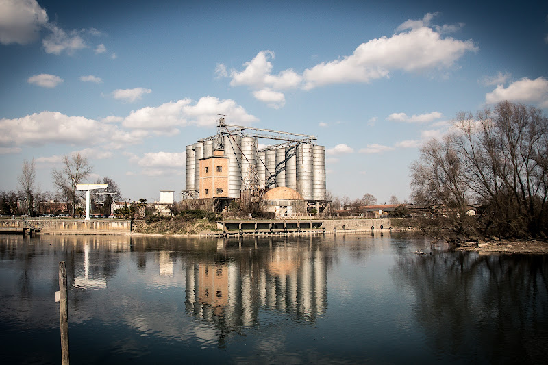 Archeologia industriale riflessa di E l i s a E n n E