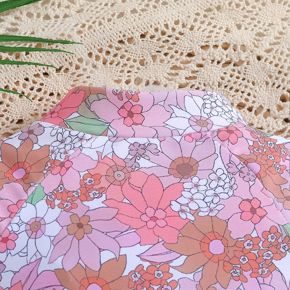 Kinder badpak met lange mouwen en print. Bescherming tegen de zon en comfort tijdens het zwemmen en spelen in het water. Ideaal voor de zomer.