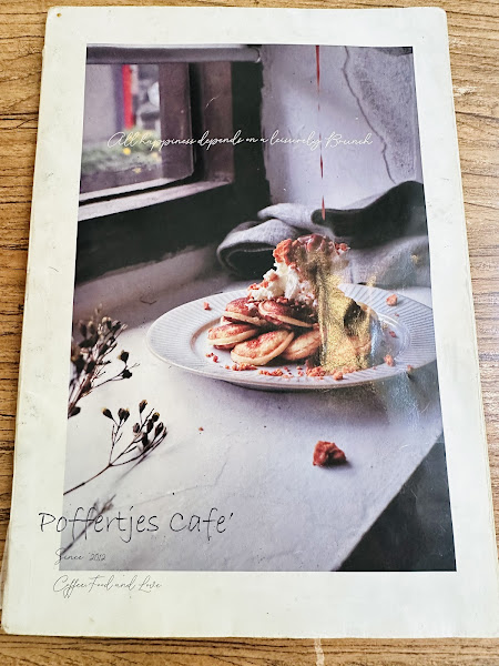 小鬆餅口感、味道俱佳，點早午餐可以從包含小鬆餅在內的四種不同麵包擇一，原以為早午餐搭配小鬆餅會是鹹味結果竟然附上楓糖漿，適合第一次用餐想嘗試小鬆餅的朋友。

好奇心點了牛肉漢堡條，原來就是長條形漢堡排