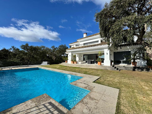 White villa with swimming pool and garden in this luxury property for sale in San Roque ($2,873,563 - 712 m²)