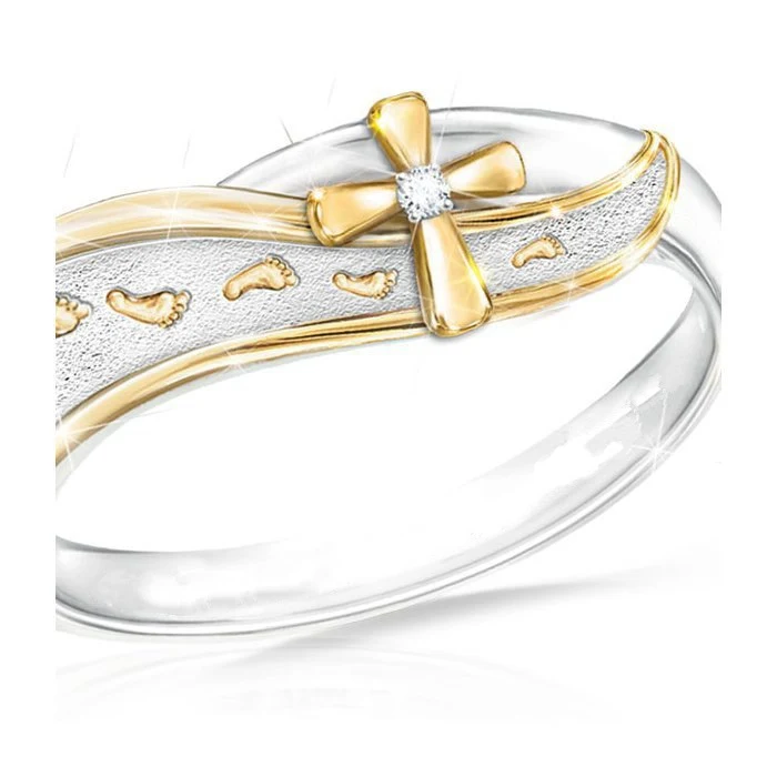 Bague Croix Givrée Footprints Plaqué Or 18K, un bijou élégant et porteur de sens, idéal pour afficher votre foi avec style au quotidien et en toute occasion.