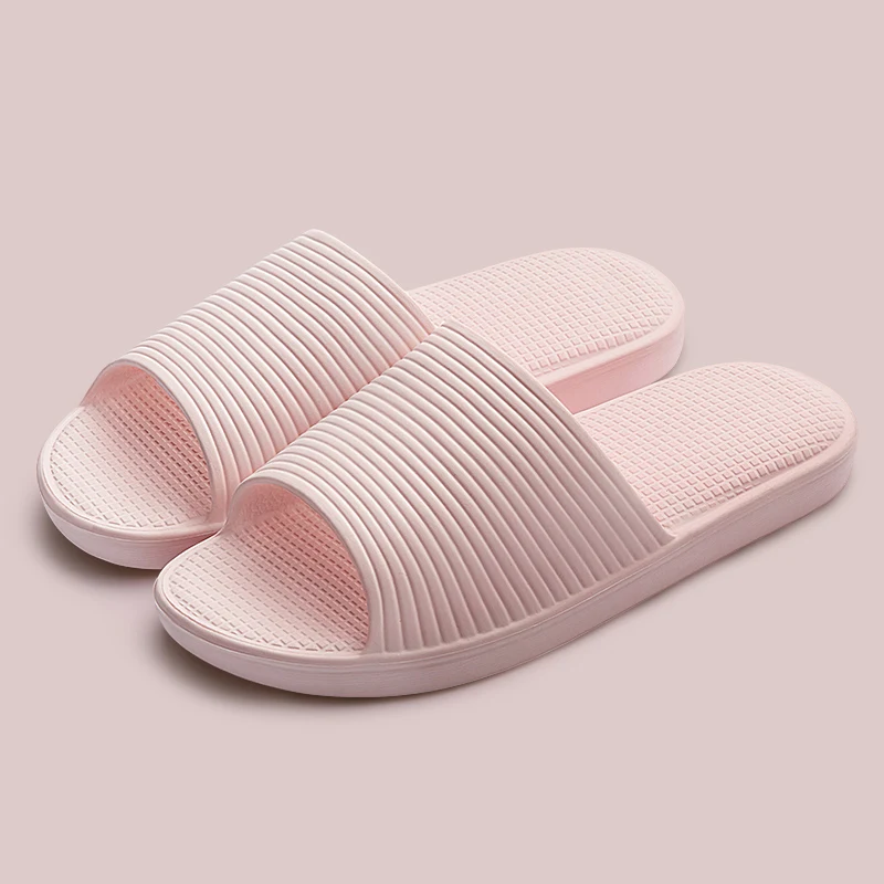 Pantoufles de bain épaisses, silencieuses et antidérapantes pour la maison. Idéales pour la salle de bain, confort et sécurité assurés.