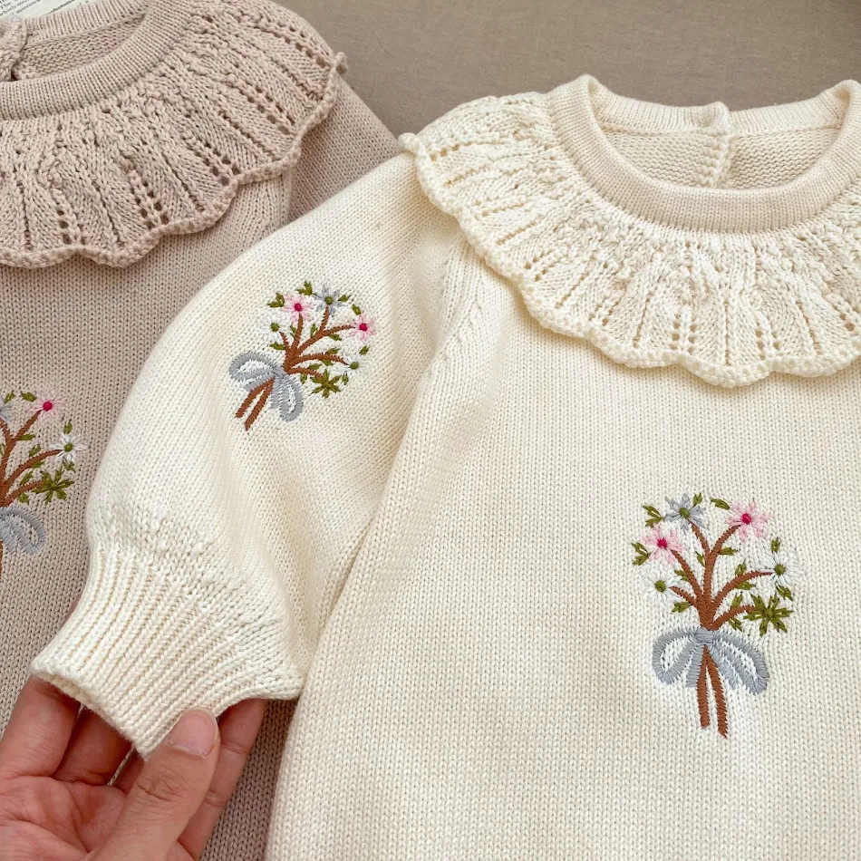 Barboteuse bébé tricotée à manches longues avec col lotus pour fille, parfaite pour nouveau-nés, douce et confortable au quotidien.