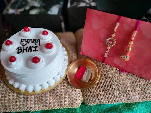 Vanilla Cake With Couple Rakhi