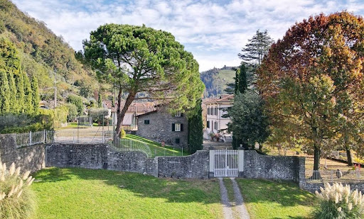 Stone house with green garden - Prestige property for sale in Lucca, 16 rooms, 7 bedrooms