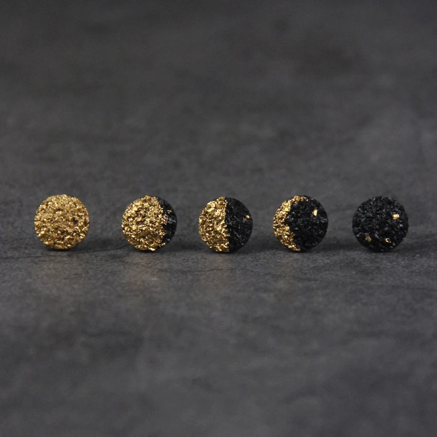 Clip d'oreille neutre doré texturé – L'accessoire parfait pour un look sophistiqué et élégant, sublimant votre style quotidien sans effort.