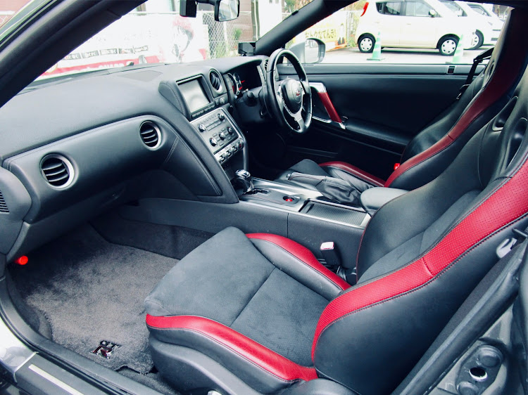 NISSAN GT-Rのガレージライフ・フルバケ・HPIレーシングハーネス・RECARO RS-G Super Stark NU・トラックエディションに関するカスタム事例の投稿画像5枚目