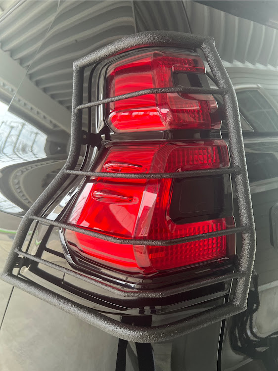 ランドクルーザープラドのプラド150中期・ランドクルーザープラド150・テールランプガード・TRJ150W・ラプターライナー塗装に関するカスタム事例の投稿画像2枚目