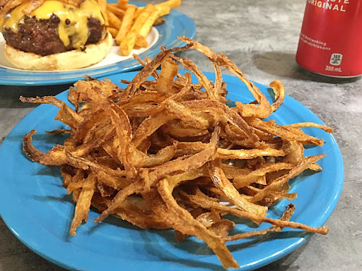 Perfectly fried onion strings ready to enjoy. 