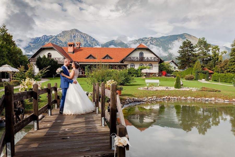 Wedding photographer Sabina Izlakar (fototrenutki). Photo of 15 September 2018