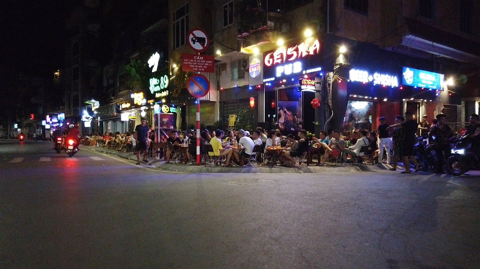 Hai Phong Tam Bac Walking Street. Places to eat and drink 9