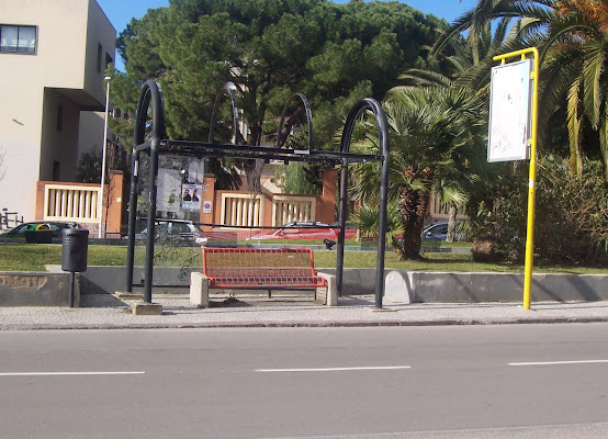 fermata con panchina che aspetta il Bus di Pretoriano