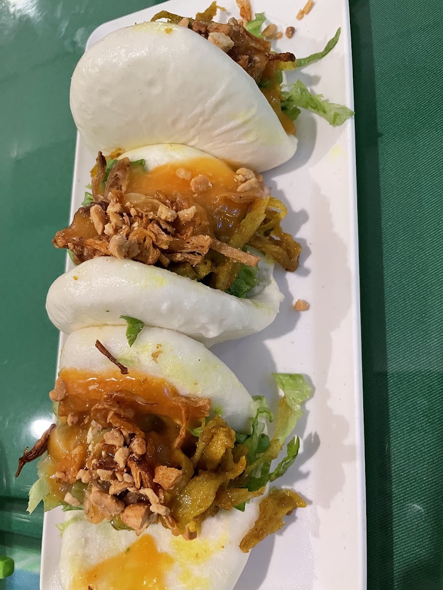 Crispy "chicken" bao