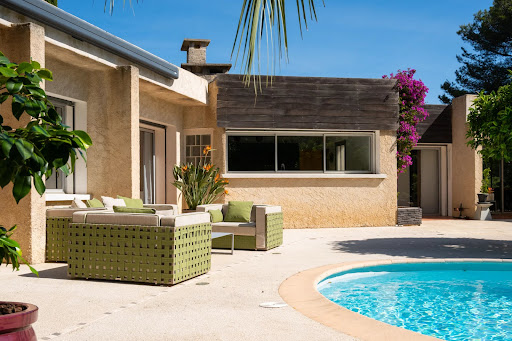 Contemporary house with pool and garden 2