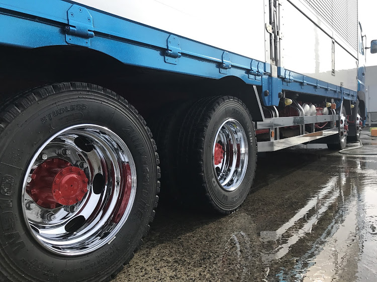 エリシオンのDIY・洗車・汎用リップ取り付け・パテ盛り・メッキホイールは手入れが大変に関するカスタム事例の投稿画像4枚目