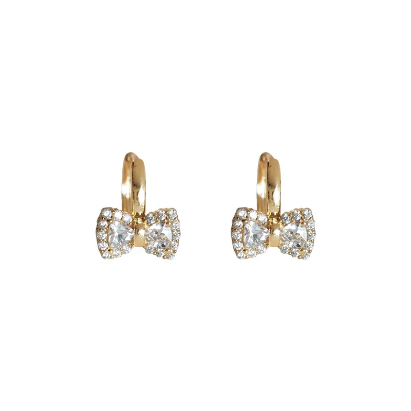 Boucles d'oreilles douces et élégantes avec nœud plaqué or 14k, simples et parfaites pour ajouter une touche raffinée à votre look.