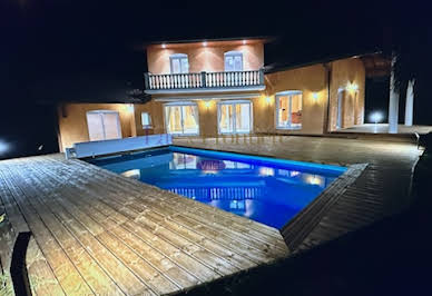 Villa avec piscine et terrasse 2