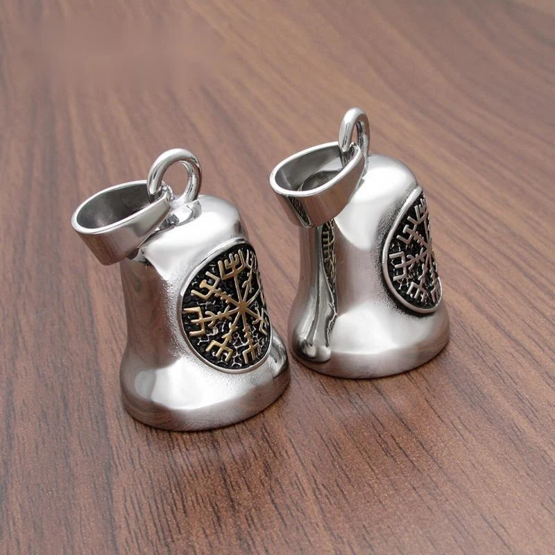 Collier boussole totem en acier titane pour homme, robuste et élégant. Trouvez votre chemin avec ce bijou masculin durable.