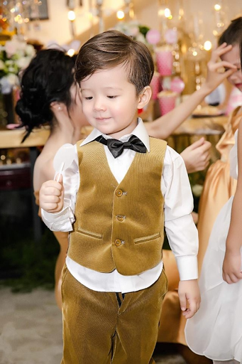 Còn em trai Alfie Túc Mạch lại vô cùng lịch lãm trong bộ vest màu vàng