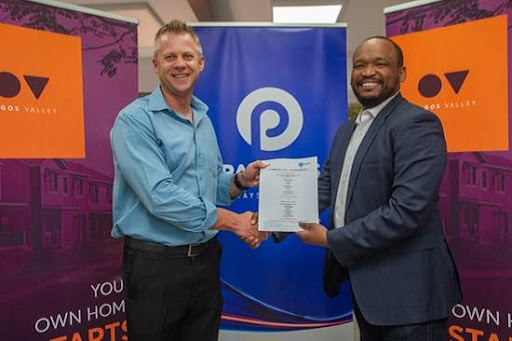 (L to R) MD of Paratus Namibia, Andrew Hall and MD of Ongos Connect, Americo de Almeida.